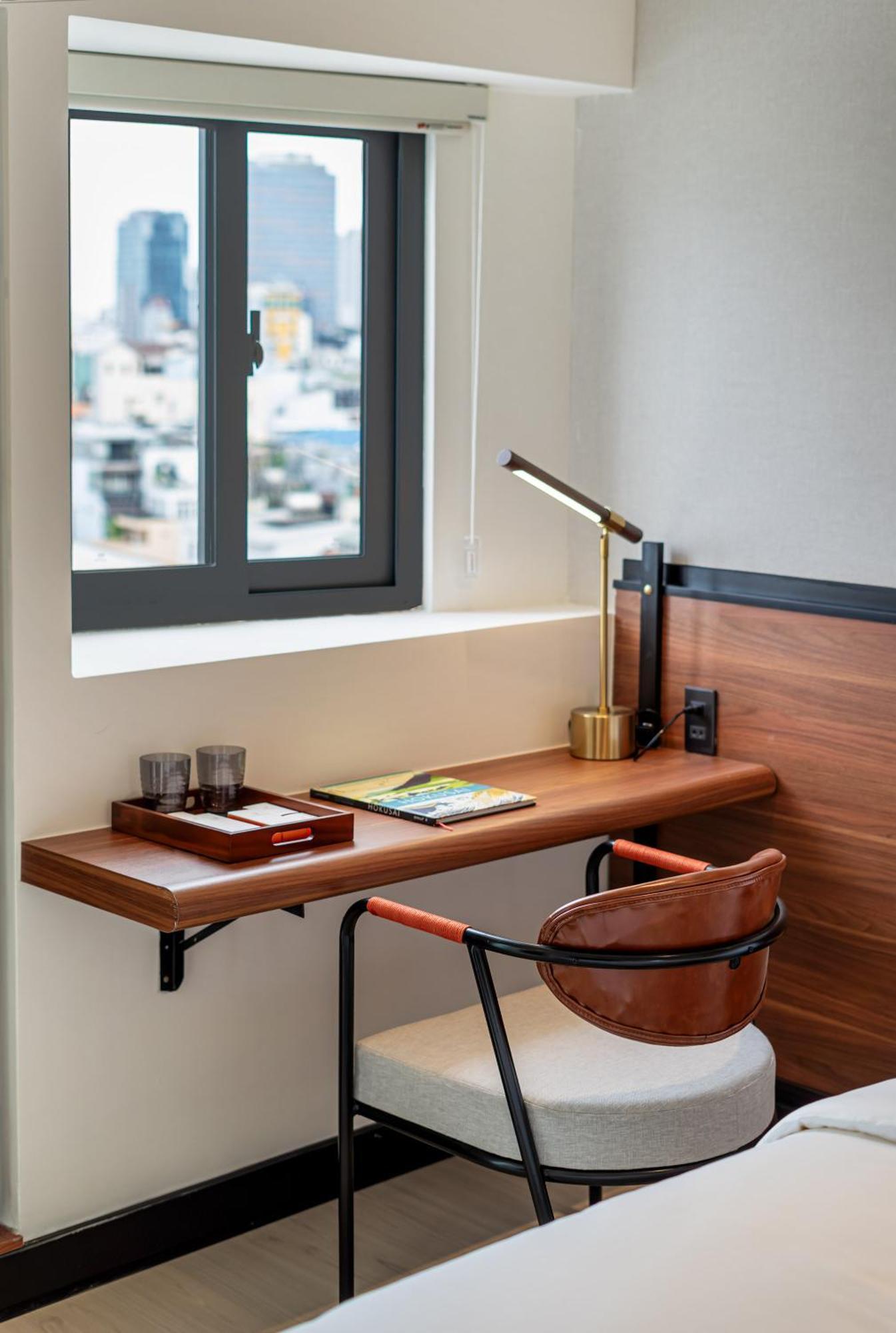 Metrolux Contemporary Khách sạn 4*