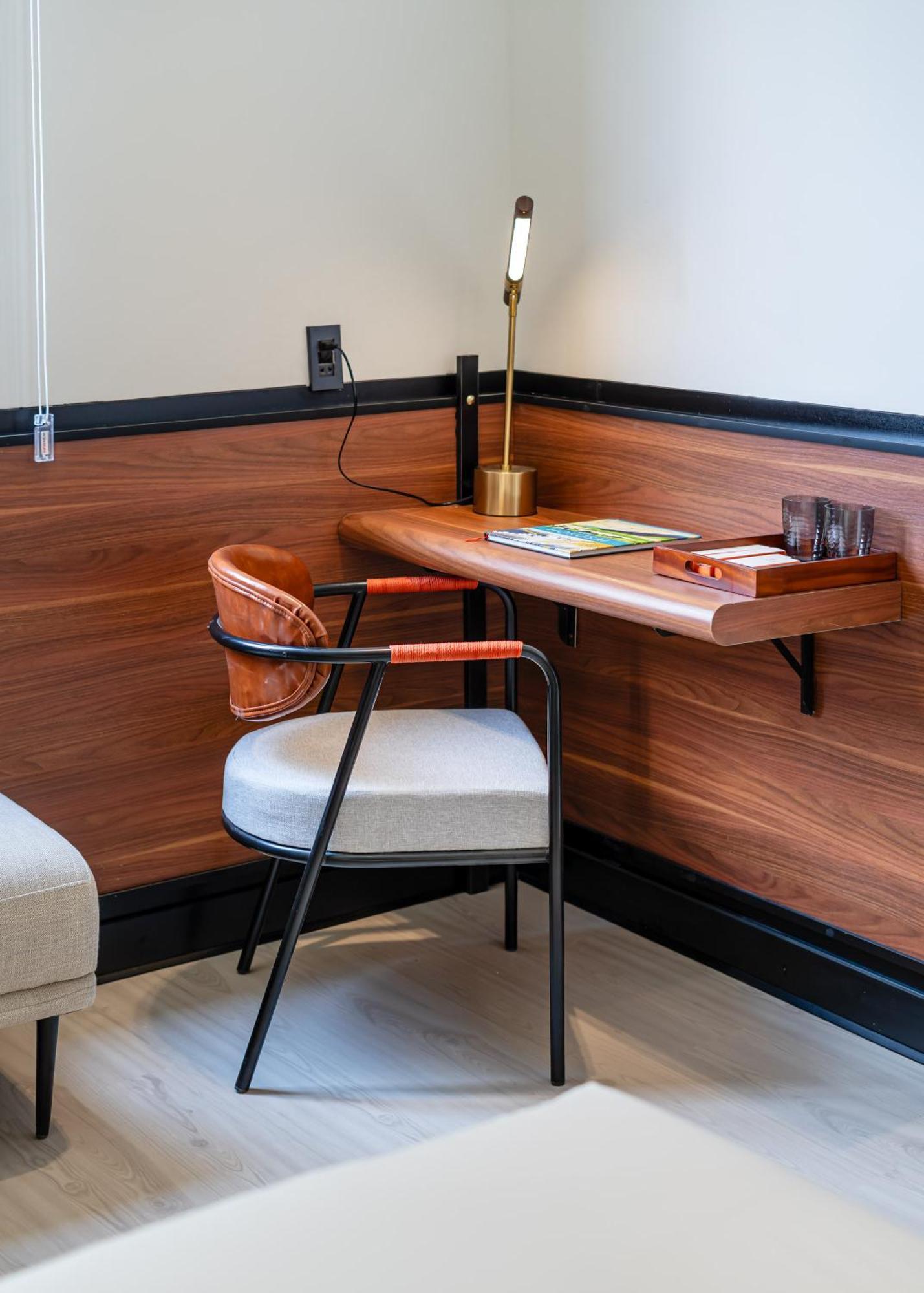 Metrolux Contemporary Khách sạn 4*